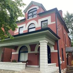 DERBY LUXE 3-story Historic 6 min from Churchill