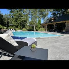 Magnifique chalet en bois avec piscine et jacuzzi