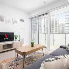 1BD Perfect location Walk to CN Tower!