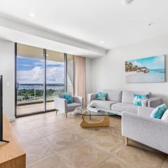 Sweeping Ocean view Apt w Carpark and rooftop pool