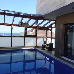 Designer Haus mit beheiztem Pool (überdacht)