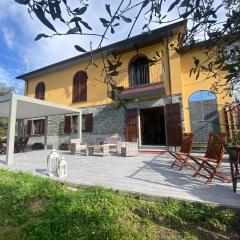Ca' Degli Ulivi Relax - uso esclusivo con jacuzzi in Lunigiana vicino cinque terre