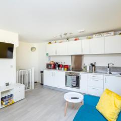 Carnforth 91 by Alt-Stay - Wakefield 2 Bed Ensuite Townhouse Contractor and Corporate Accommodation with Private Parking, Smart TV, Kitchen and Fast Wi Fi - Long Stay Ready with Weekly and Monthly Rates