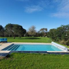 RÉF 405 - KERVIGNAC gîte indépendant avec piscine privative dans longère partie de gauche sur propriété