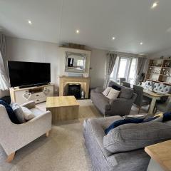Kestral Court Lodge, Scratby - California Cliffs, Parkdean, sleeps 6, bed linen and towels included, wrap around decking - no pets