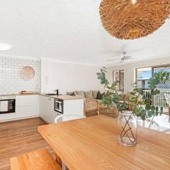 Burleigh Beach Apartment - Self Catering