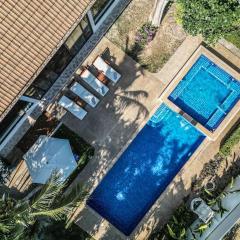 Coconut Palms: huge swimming pool and pool table!