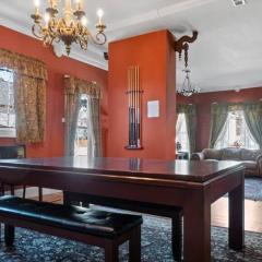 Governor's Mansion beautiful 3bd with pool table
