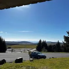 appartement dans station Super Besse 4ou5 pers piscine