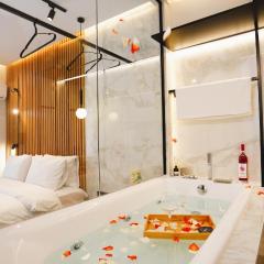 Luxury suites with JACUZZI by Sea&theCity