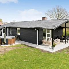 Beautiful Home In Juelsminde With 3 Bedrooms And Wifi