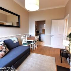 CENTRAL LOCATION 2 BED APT Fast WIFI & TV&KITCHEN