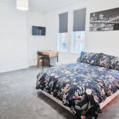 Spacious Room in Modern House near Nottingham