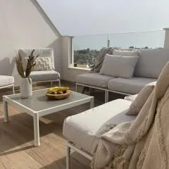 Modern Apt in Valentino Golf III VM40