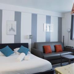 Arc de Triomphe & Trocadéro Square - CityApartmentStay