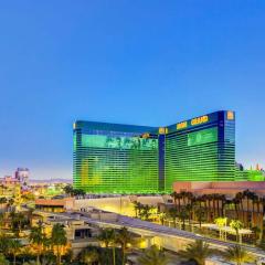 MGM Signature-07-620 1Br 2Ba Balcony Suite