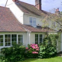 Pretty Cottage Near City & Sea