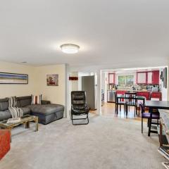 Cozy & Spacious Apartment Steps From Regis