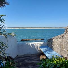 2 Bed cottage in a fantastic sea front setting