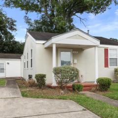 4BD Metairie retreat with driveway and yard