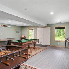 Iron Mountain - Spacious Secluded Lodge with Hot Tub & Game Room