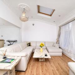Chic 3BR Home - Eats and Sights Closeby
