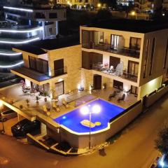 Arte Luxury Pool Apartmets