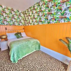 Pink Cheetah - Lemur Lodge - Close to Beach with Free Parking