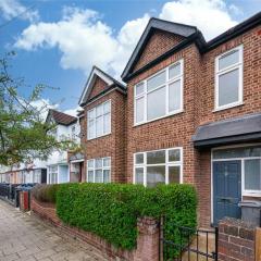 Fresh & Modern House with Games Room & Garden