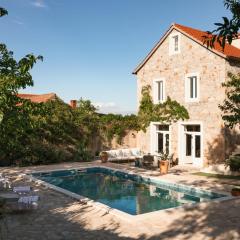 Villa Estelle, Timeless Design in Ancient Stone