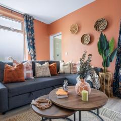 Stylish 4-BR House with Parking, Central location by Blue Puffin Stays