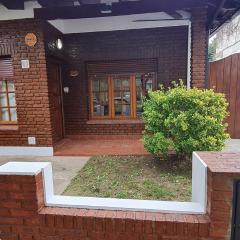 Casa familiar con parrilla y patio compartido