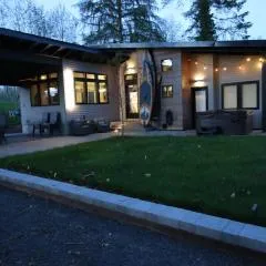 Luxe Lake Cabin Hot tub Grill Firepit EV charger