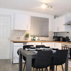 F2S SERVICED APARTMENTS 2Bedroom Terrace house with Free Wifi Netflix Suitable for Contractors walking distance to Train station