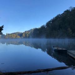 Lakeside Lodge in Tennessee nature with sauna and hot tub available