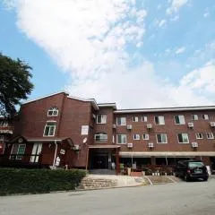 더 레드 하우스