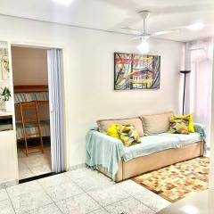 PG - Canto do Forte,AR COND, Check in às 10H, 2 QD da praia, com Wi-Fi