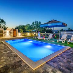 Family holiday home - pool - terrace - private restaurant