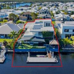 Luxurious Waterfront 5Brm Canal Home Caloundra