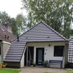 Geschakelde recreatiewoning met omheinde tuin