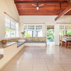 Casa 4 quartos, 2 suítes, piscina e acessibilidade - Frente para a lagoa