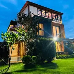 Muhafazakar Havuzlu Bahçeli Güneşlenme Alanı Bulunan Ultra Lüks Villa