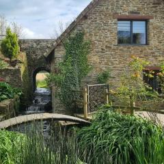 Ancien moulin près d'un ruisseau