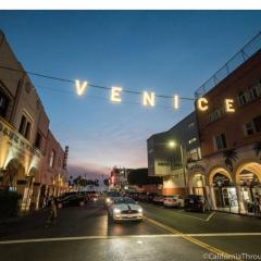 Santa Monica Pier 5 min Walk Sleeps 5 near Promenade