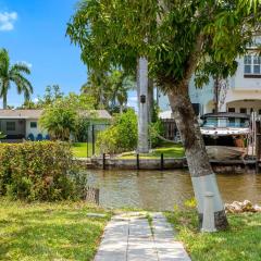 Secluded Family Serenity on Canal with 2 Bikes and Beach Chairs