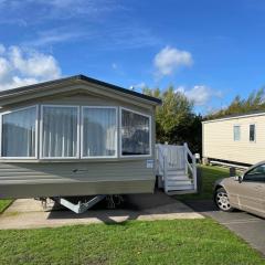 Lovely Caravan To Hire At Breydon Water Holiday Park In Norfolk Ref 10025cw