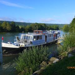 Houseboat near Orly