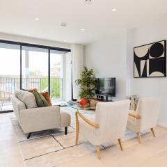 The Brondesbury Hideaway - Stylish 3BDR Flat with Balcony & Parking