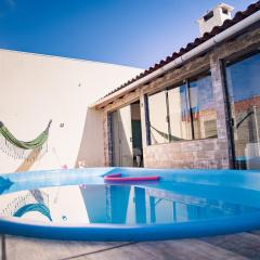 Casa Areal,1 Suíte, 2 Quartos Climatizados, piscina e Estacionamento 2 carros