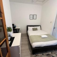 Comfortable Double Bed Located near City Centre, suitable for Contractors Health Care Professionals or long business stays in Coventry or delightful holidays in Coventry or within the West Midlands area Free Wifi Tea and Coffee Provided